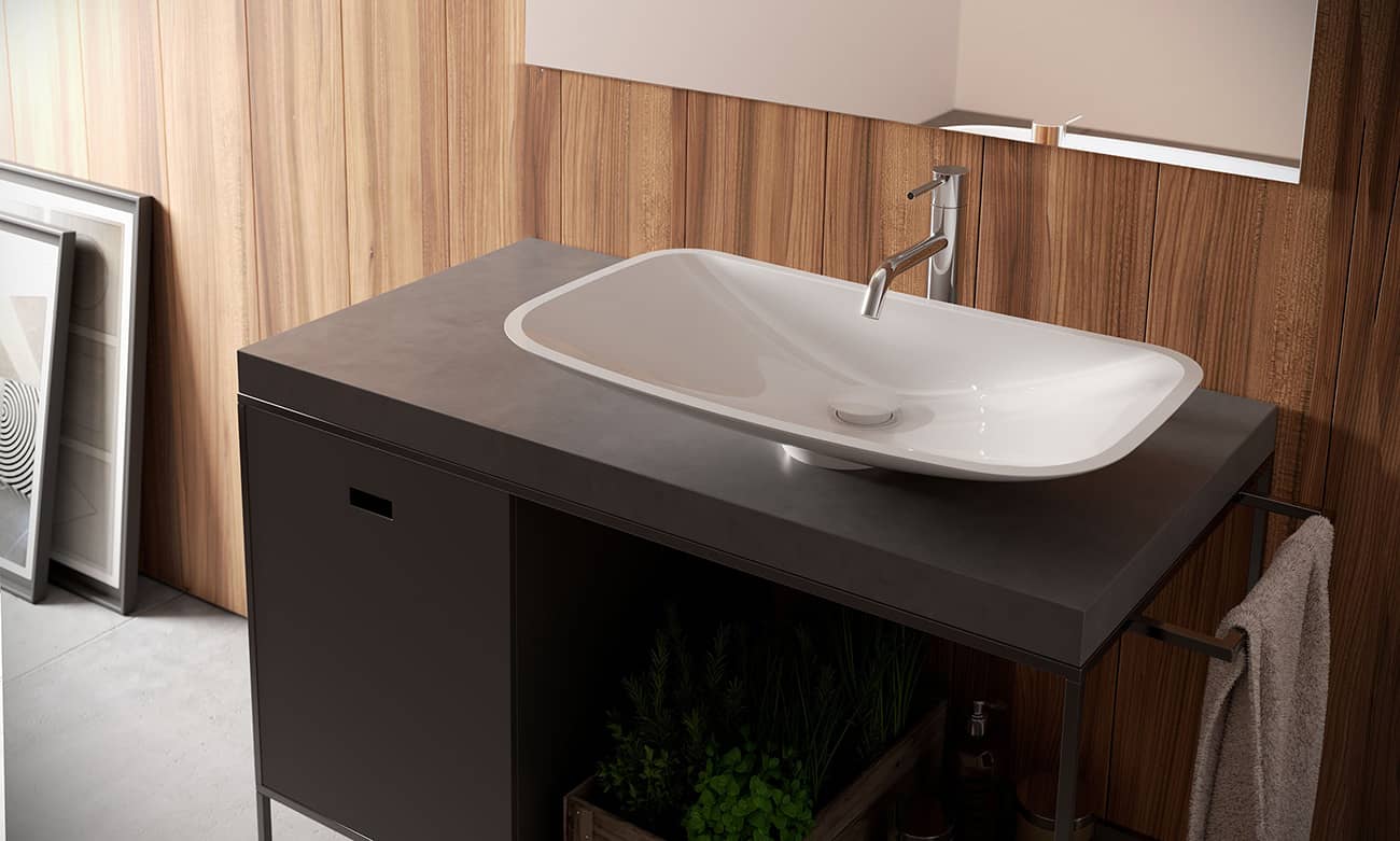 ERA 15, mobile da bagno con lavabo in mineralmarmo, struttura in alluminio  e specchiera con applique di BelBagno